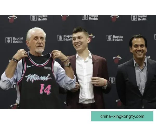 真冤家文班险胜华兹入选中锋